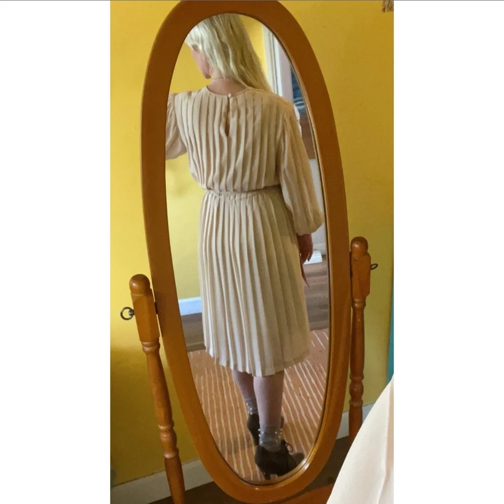 Vintage Ethereal Pleated Cream MIDI Dress - Picture 9 of 13